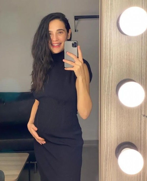 Ünlü çiftin bebeği dünyaya geldi!